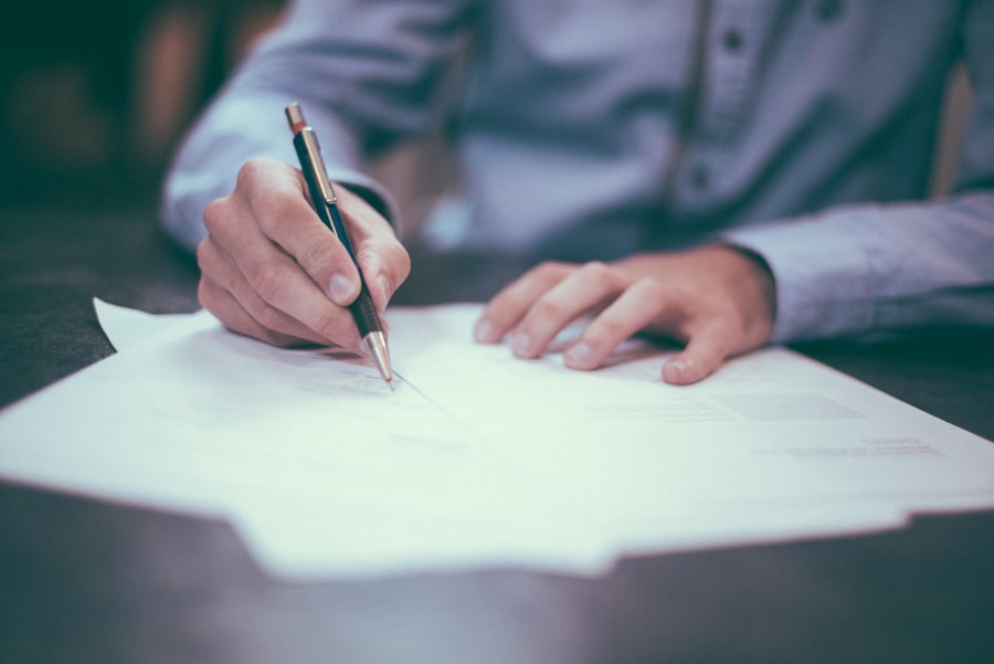 Persona revisando documentos para pago de servicios públicos EPM